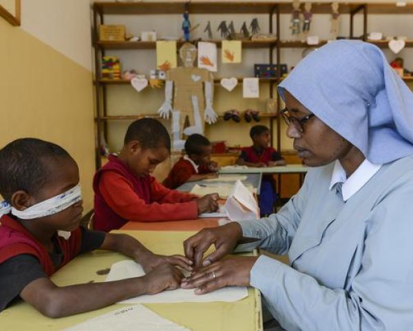 Kinder üben Lesen in einer Schule für blinde Kinder in Gonder, Äthiopien