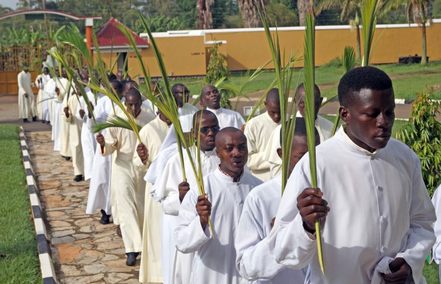 Priesteramtskandidaten in Uganda auf dem Weg zur Messe