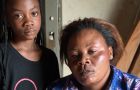 Constance sitzt ermüdet neben ihrer Tochter. Beide sind aus Goma nach Kampala geflohen.