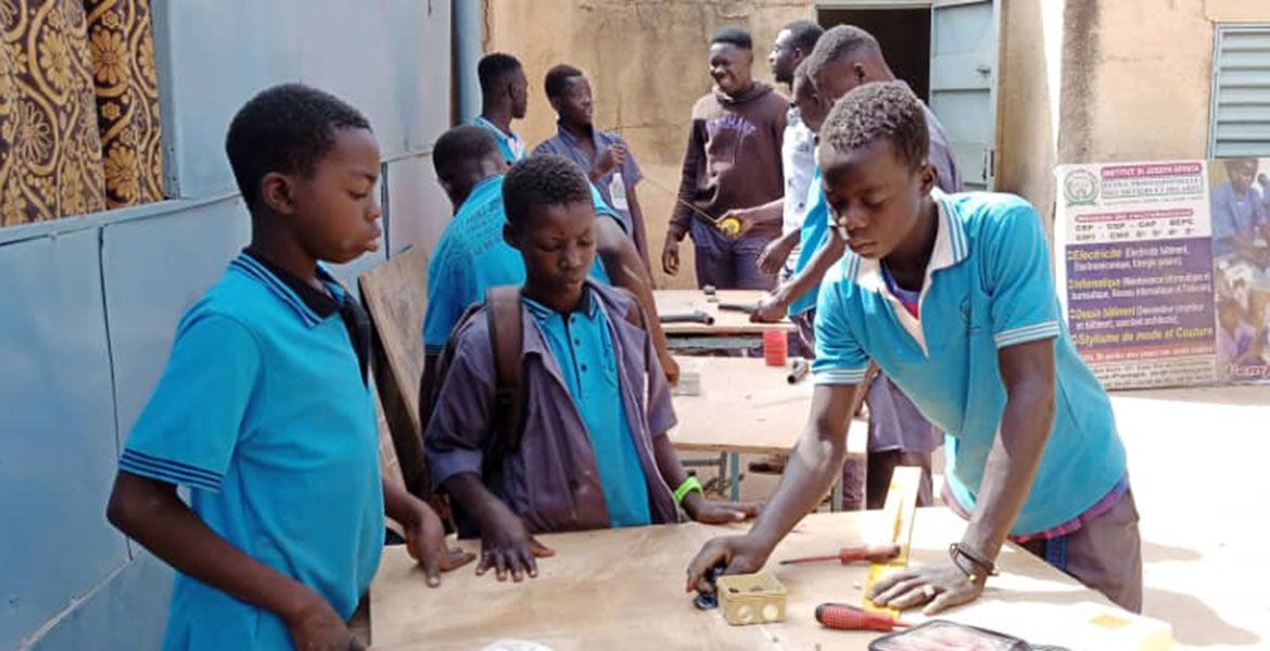 Jugendliche in Burkina Faso erlernen ein Handwerk 