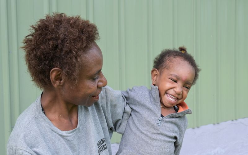 Die junge Frau und ihre Tochter haben vorübergehend Zuflucht im Safe House in Alexishafen gefunden. Foto: Jörg Böthling