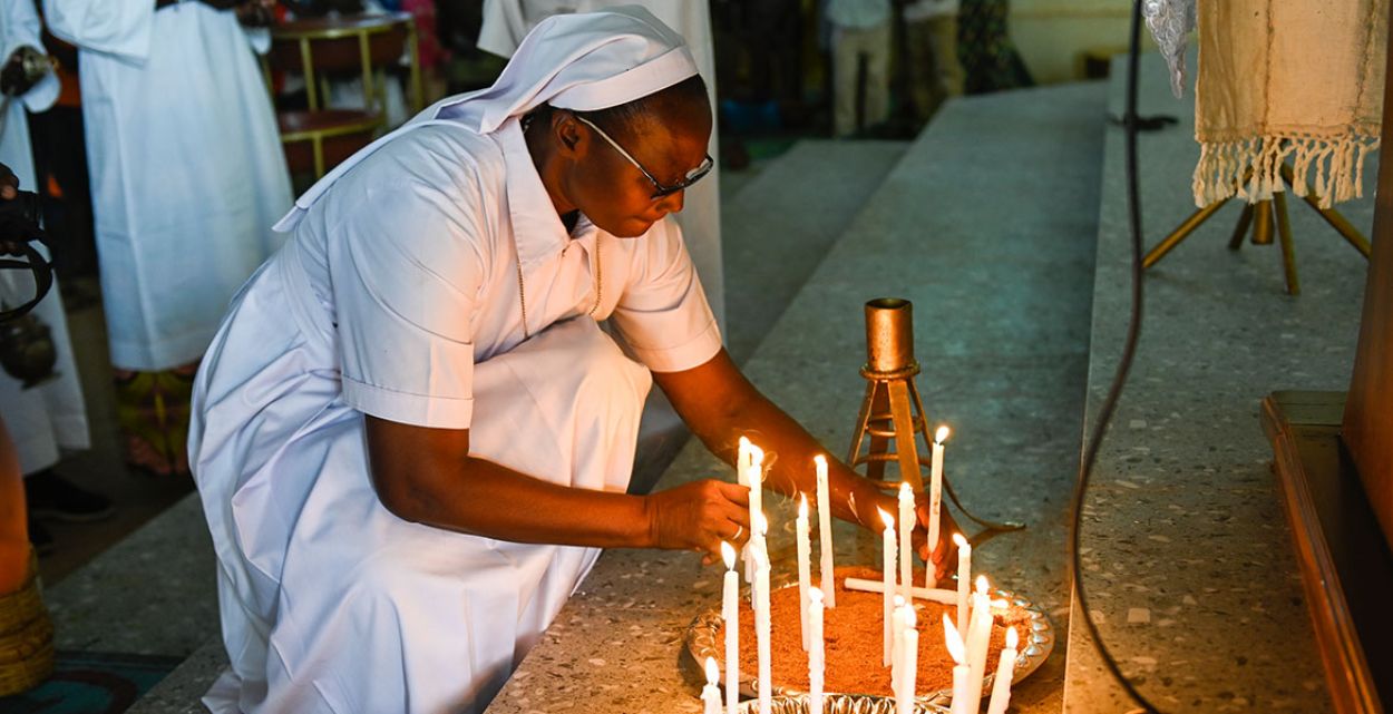 Perlen des Lichts: Eine Ordensschwester zündet in Mali Kerzen an