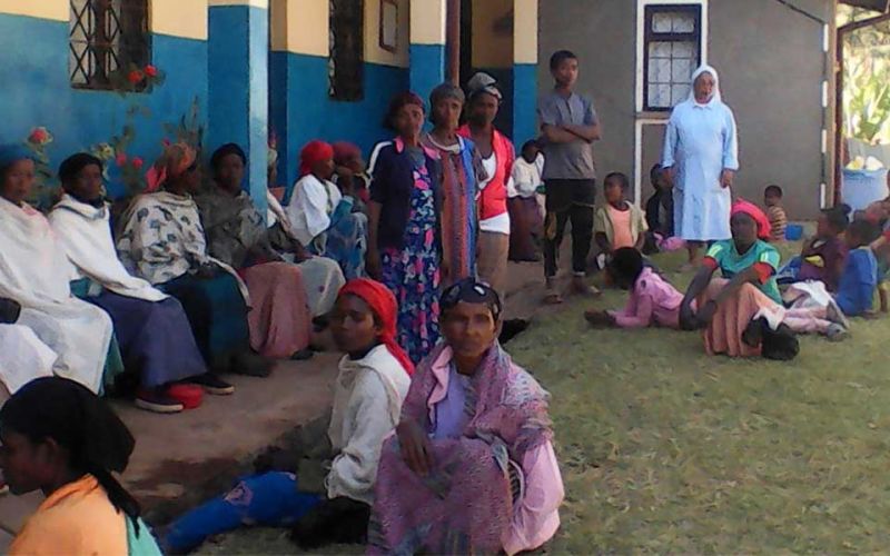 Eine Gruppe älterer Frauen wartet auf die Ausgabe der Nahrungsmittelpakete