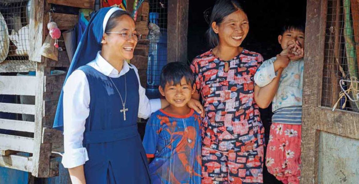 Friedensgebet 2025: Schwester Rosa Bawk Mai im St. Joseph Flüchtlingscamp in Myitkyina, Kachin State, Myanmar. Die Schwestern leisten sozialpastorale Arbeit und sind die einzige Hilfe und Hoffnung für die Vertriebenen und die Opfer der militärischen Gewalt. Ihr Einsatz bringt sie selbst immer wieder in Gefahr.