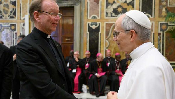 Papst Leo XIV. begrüßt missio-Präsident Monsignore Huber im Vatikan. / Foto: Vatican Media