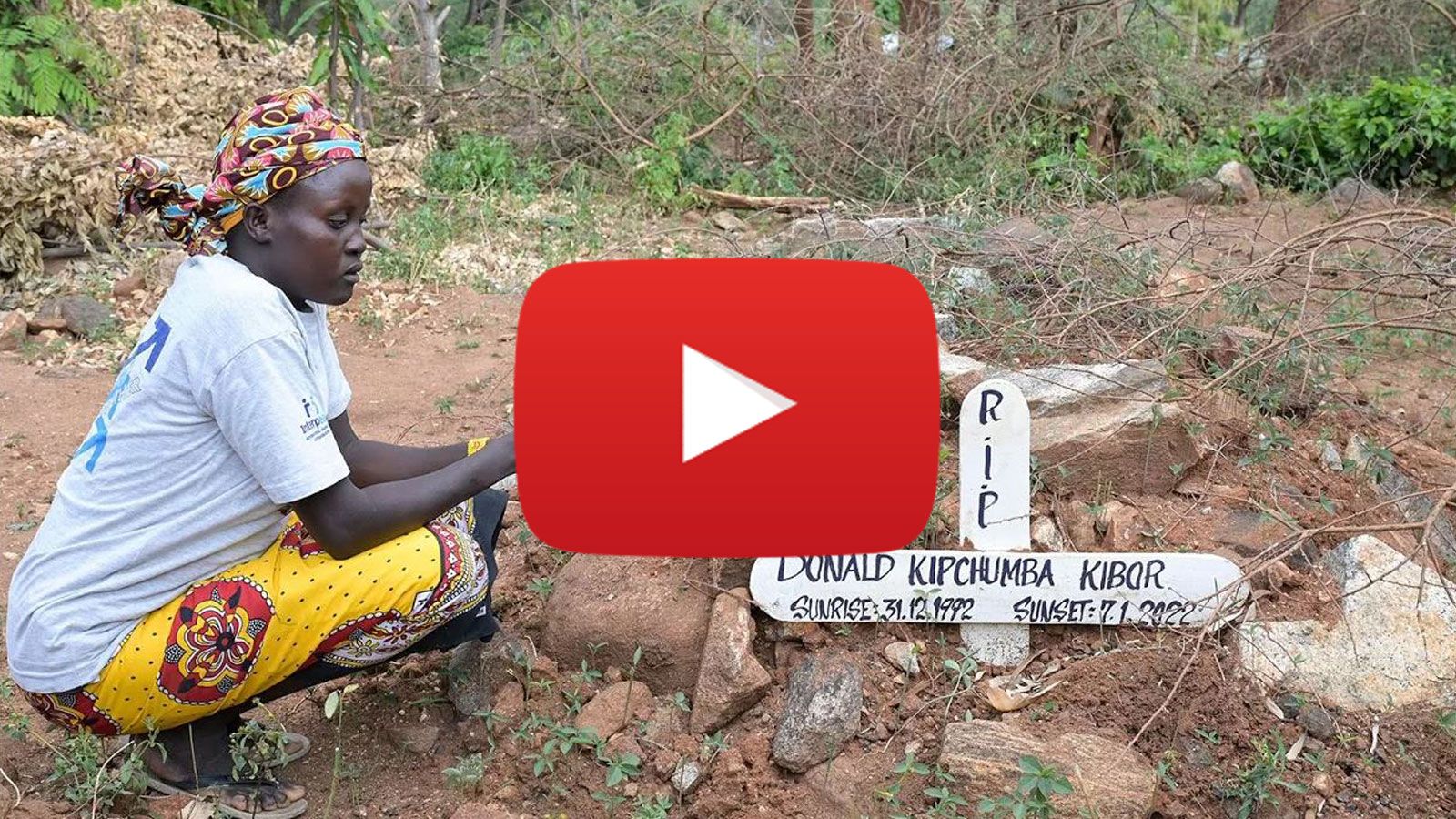 Eine Frau hockt vor einem Grab in Eldoret