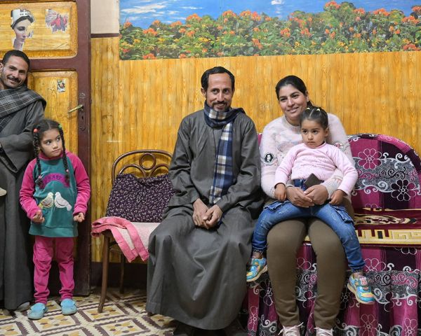 Eine ägyptische Großfamilie sitzt beisammen