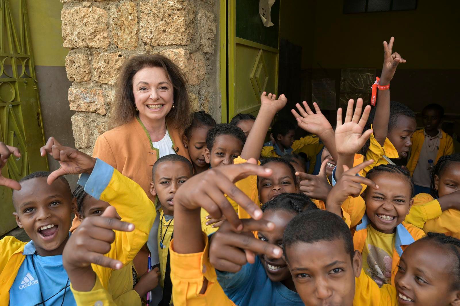 missio-Patin Uschi Dämmrich von Luttitz in einer Kinderschar im Waisenhaus St. Clare, Äthiopien