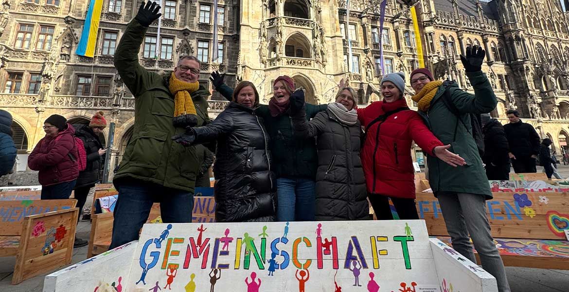 Die Bildungsabteilung von missio München präsentiert bei einer Tollwood-Aktion auf dem Marienplatz die Werte-Bank "Gemeinschaft".