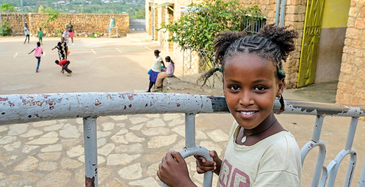 Titelbild missio magazin 6/2024: Unterwegs zum Markt: Fotograf Jörg Böthling traf diese Frau im Hochland von Papua-Neuguinea.