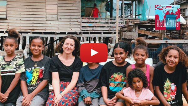 missio-Redakteurin Kristina Balbach mit Kindern aus Papua-Neuguinea