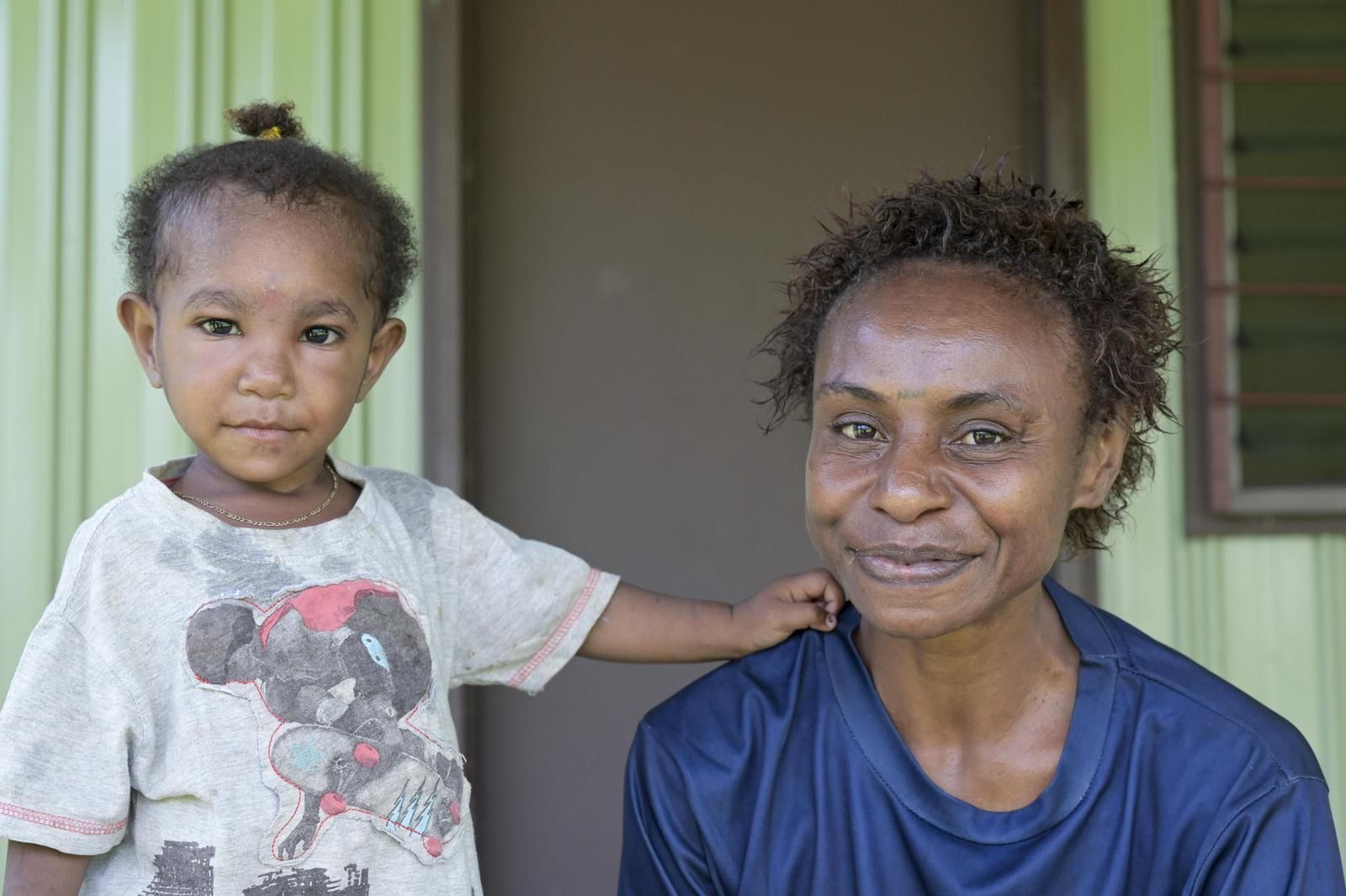 Vero und ihre Tochter Marta lächeln in die Kamera - sie sind in einem Schutzhaus auf Papua-Neuguinea untergebracht