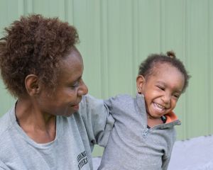 Die junge Frau und ihre Tochter haben vorübergehend Zuflucht im Safe House in Alexishafen gefunden. Foto: Jörg Böthling