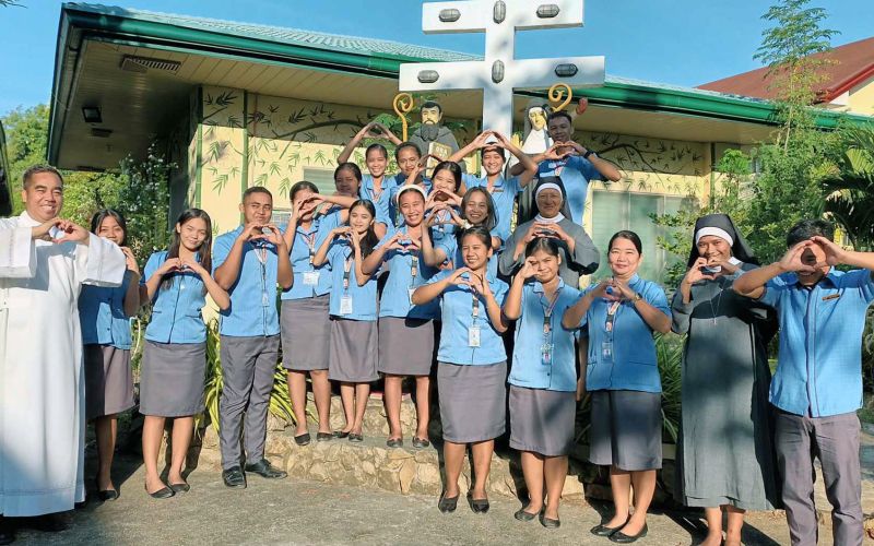 Gruppenfoto mit jungen Frauen und Männer auf den Philippinen, die zu Katechisten ausgebildet werden