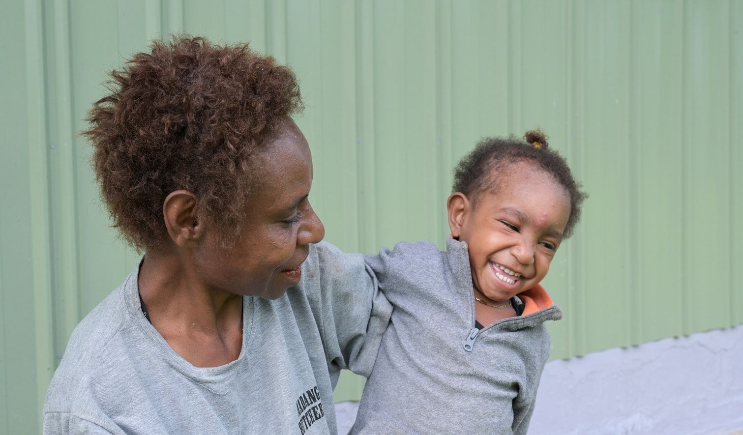 Die junge Frau und ihre Tochter haben vorübergehend Zuflucht im Safe House in Alexishafen gefunden. Foto: Jörg Böthling