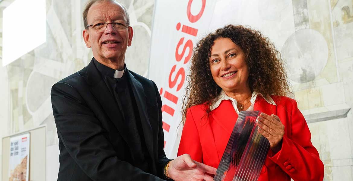 Monsignore Huber überreicht den Pauline-Jaricot-Preis an Juliana Sfeir vom Sender Sat-7